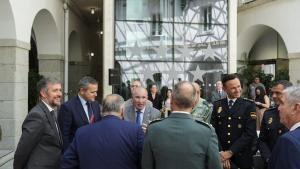 Los consejeros García Martín y Rodrigo recogiendo la Gran Cruz de la Lealtad a las Víctimas del Terrorismo