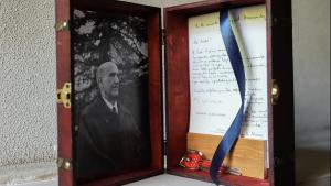 La Comunidad de Madrid digitalizará 500 fotografías inéditas del escritor Vicente Aleixandre halladas en una antigua maleta Caja con foto y carta del escritor Vicente Aleixandre
