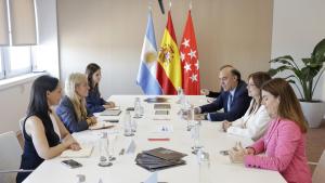 La Comunidad de Madrid expone al Gobierno argentino las fortalezas de su sistema de Formación Profesional y para el Empleo Las consejeras Albert y Zarzalejo junto a la delegación del Gobierno argentino