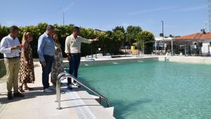 El viceconsejero Sánchez en las obras de rehabilitación de la Piscina Municipal de Campo Real