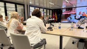 La consejera Albert en un encuentro sectorial con empresas de energía y servicios públicos esenciales