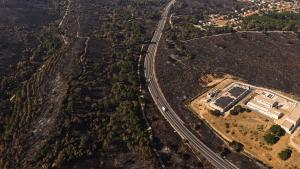 La presidenta Isabel Díaz Ayuso sobrevolando el terreno afectado por los incendios de la Sierra Oeste