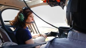 Díaz Ayuso comprueba la situación del terreno afectado por los incendios de la Sierra Oeste La presidenta Isabel Díaz Ayuso sobrevolando el terreno afectado por los incendios de la Sierra Oeste
