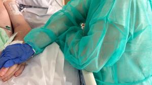 Mujer acompaña a su familiar en la UCI del Hospital Príncipe de Asturias