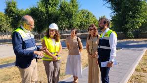 La Comunidad de Madrid destina 9,6 millones de euros para mejorar la accesibilidad de los centros educativos públicos de la región El viceconsejero Fernández en el IES Carlos III