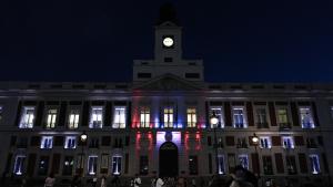 La Real Casa de Correos iluminada del color de la bandera de Ceuta