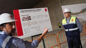 El consejero Rodrigo en la estación de Metro de Palos de la Frontera