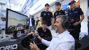 La Comunidad de Madrid acerca el Gran Premio de España de Fórmula 1 a sus municipios con una amplia programación de actividades gratuitas El consejero García Martín en un simulador desarrollado por el equipo MAD Fórmula de la Universidad Carlos III