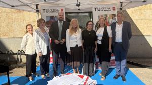 La consejera Rocío Albert durante su visita a la feria para poner en contacto a empresas y desempleados de la localidad