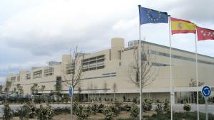 Hospital Universitario de Fuenlabrada Fachada de un hospital junto a banderas institucionales
