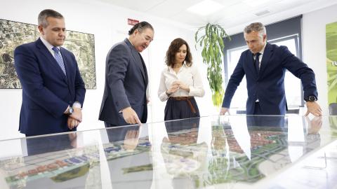 La presidenta Isabel Díaz Ayuso durante su visita 