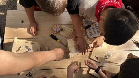 Niños realizando actividades del ámbito educativo