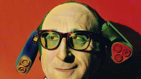 Retrato de un hombre con gafas y dos maquinas eléctricas de afeitar en la cabeza