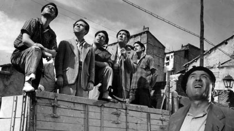 El inquilino. Imagen facilitada por Filmoteca Española un grupo de hombres en una camioneta mira hacia el cielo
