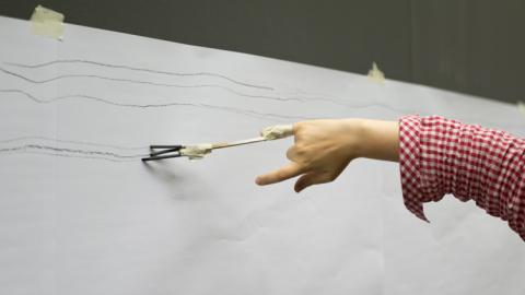Programa de formación artística y visual Mano dibujando sobre un folio en blanco