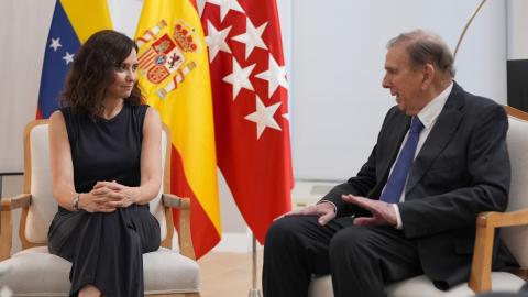 La presidenta Isabel Díaz Ayuso junto a Edmundo González