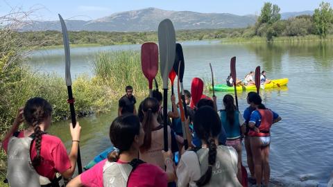 Actividad de piragua en un embalse