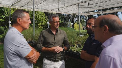 La Comunidad de Madrid triplicará la producción de plantas forestales autóctonas para restaurar las zonas afectadas por los incendios de la Sierra Oeste El consejero Carlos Novillo en el vivero del IMIDRA