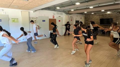 Chicas dando pasos de hiphop en una sala