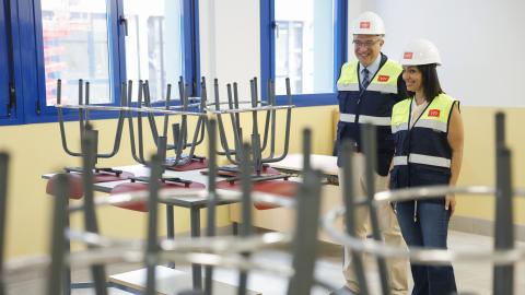 La consejera Mercedes Zarzalejo durante su visita al nuevo instituto que comenzará a funcionar este próximo curso escolar