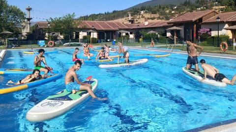 Tablas de paddel repartidas por una piscina