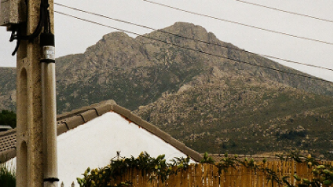 Portada del libro "Reconversión de los elementos, casa en la montaña junto a un poste