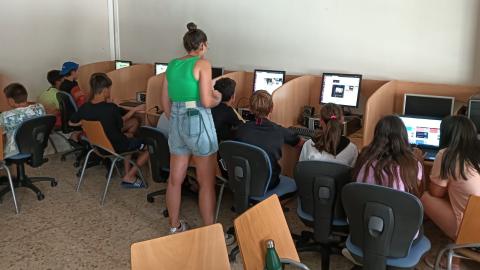 La Comunidad de Madrid forma a 6.250 niños y adolescentes vulnerables en competencias digitales para reducir la brecha tecnológica Profesora enseñando a niños ya dolescentes a usar ordenadores