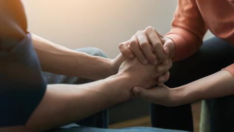 No estás solo primer plano de las manos enlazadas de dos personas