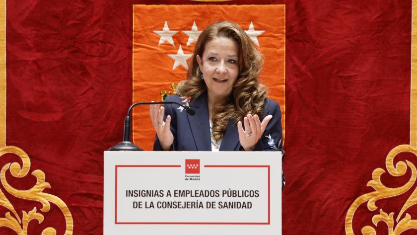 La Comunidad de Madrid reconoce el esfuerzo y la entrega de medio centenar de empleados públicos que trabajan en la Consejería de Sanidad La consejera Fátima Matute