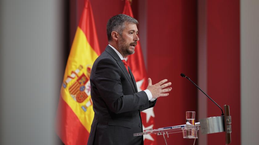 La Comunidad de Madrid implantará nuevos distintivos antifraude para mejorar la identificación y seguridad de los vehículos VTC El portavoz del Gobierno regional Miguel Ángel García en rueda de prensa