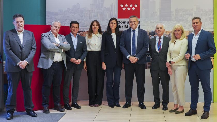 La Comunidad de Madrid incrementa en un 30% los contratos del Plan Alquila que protege a propietarios e inquilinos El consejero Rodrigo juntos a los responsables del programa Plan Alquila