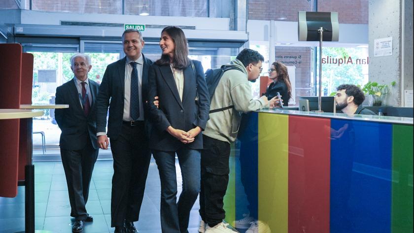 El consejero Rodrigo juntos a los responsables del programa Plan Alquila