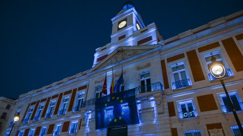 La fachada de la Real Casa de Correos iluminada de azul