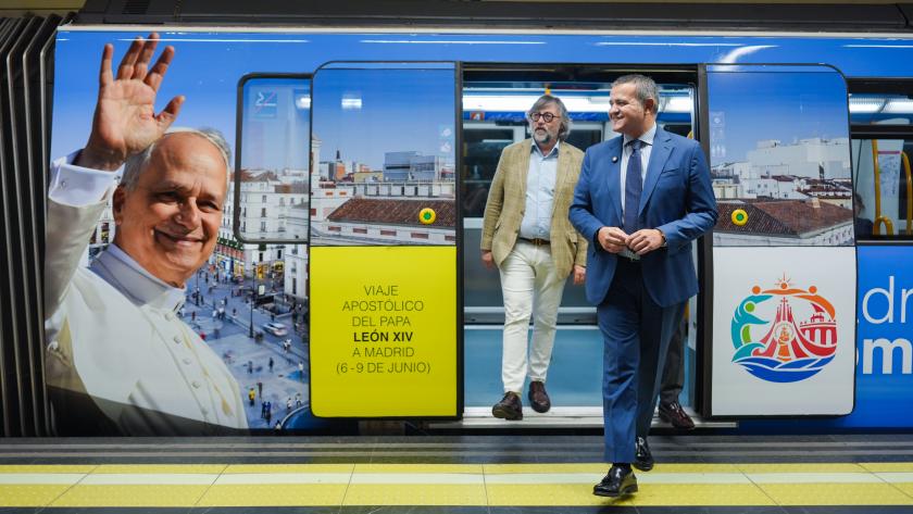 La Comunidad de Madrid engalana su transporte público para recibir al Papa León XIV y a los miles de peregrinos que visitan la región El consejero Rodrigo en la Línea 4 de Metro de Madrid