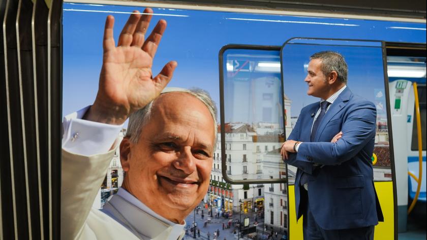 La Comunidad de Madrid engalana su transporte público para recibir al Papa León XIV y a los miles de peregrinos que visitan la región El consejero Rodrigo en la Línea 4 de Metro de Madrid