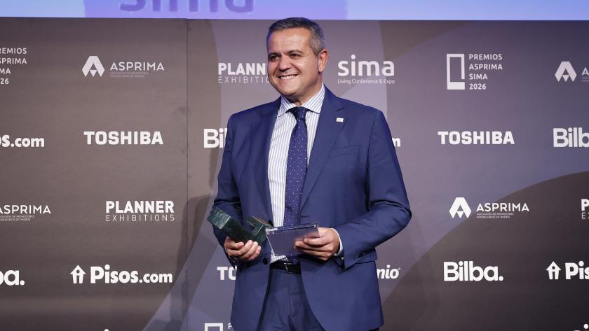 La Comunidad de Madrid , reconocida por la Asociación de Promotores Inmobiliarios (ASPRIMA) por el desarrollo del Plan Vive El consejero Rodrigo recogiendo el galardón en el marco de SIMA