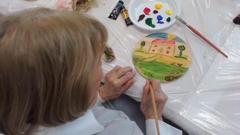 Paciente pintando durante el taller
