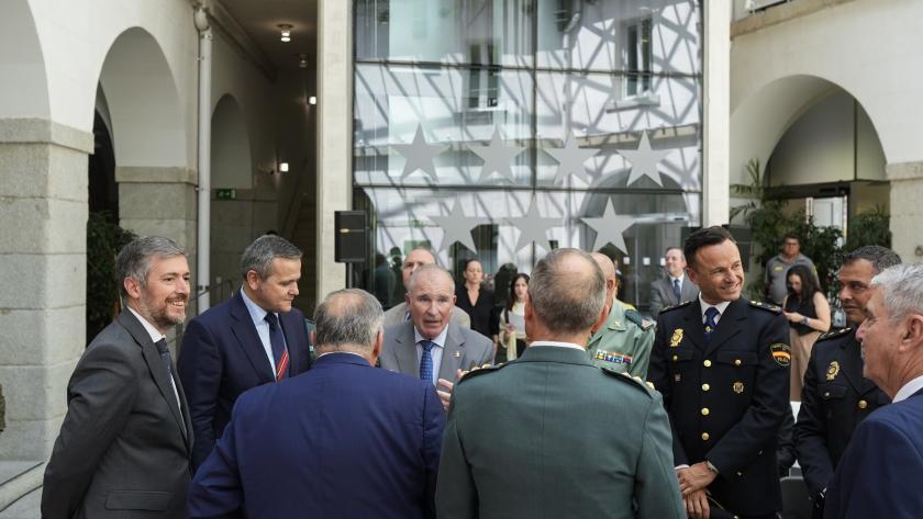 La Comunidad de Madrid, distinguida con la Gran Cruz de la Lealtad a las Víctimas del Terrorismo Los consejeros García Martín y Rodrigo recogiendo la Gran Cruz de la Lealtad a las Víctimas del Terrorismo