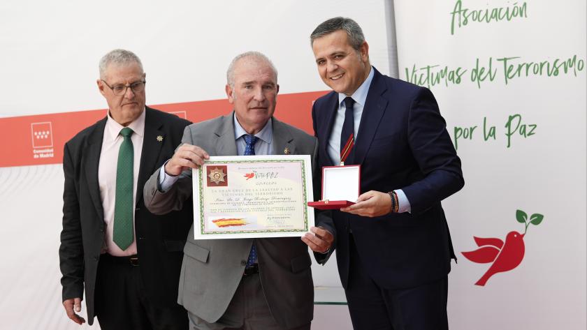 La Comunidad de Madrid, distinguida con la Gran Cruz de la Lealtad a las Víctimas del Terrorismo Los consejeros García Martín y Rodrigo recogiendo la Gran Cruz de la Lealtad a las Víctimas del Terrorismo