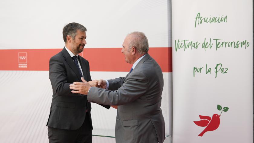 La Comunidad de Madrid, distinguida con la Gran Cruz de la Lealtad a las Víctimas del Terrorismo Los consejeros García Martín y Rodrigo recogiendo la Gran Cruz de la Lealtad a las Víctimas del Terrorismo