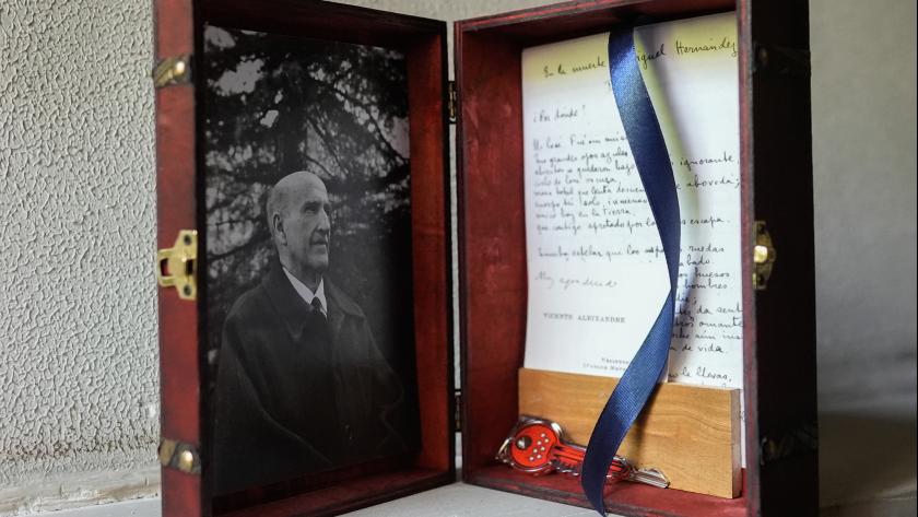 La Comunidad de Madrid digitalizará 500 fotografías inéditas del escritor Vicente Aleixandre halladas en una antigua maleta Caja con foto y carta del escritor Vicente Aleixandre