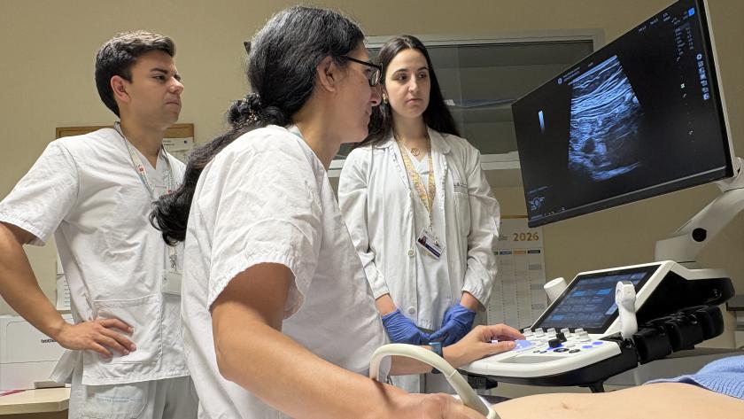 Doctora realizando una ecografía intestinal