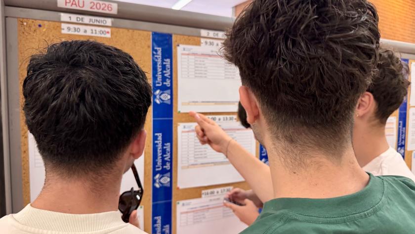 La consejera de Educación, Ciencia y Universidades visitando a los estudiantes que se examinan en la Universidad de Alcalá