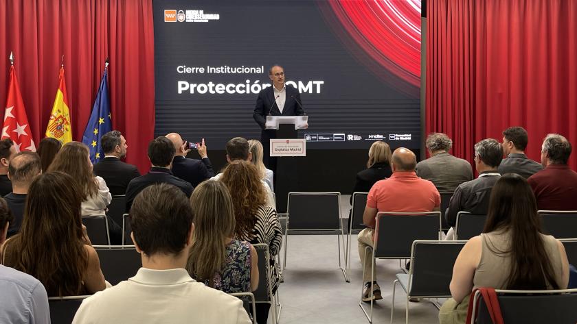 La Comunidad de Madrid reúne a expertos y a empresas tecnológicas para abordar los avances en materia de ciberprotección en el sector sanitario El consejero López-Valverde en el Centro Demostrador de Ciberseguridad