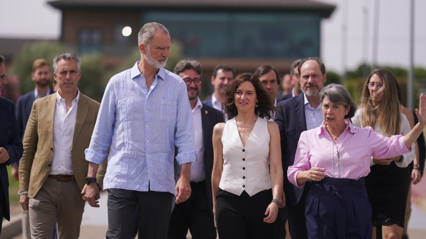 La presidenta Isabel Díaz Ayuso junto con Su Majestad el Rey Felipe VI el Centro de Innovación de Agua y Energía de Canal de Isabel II