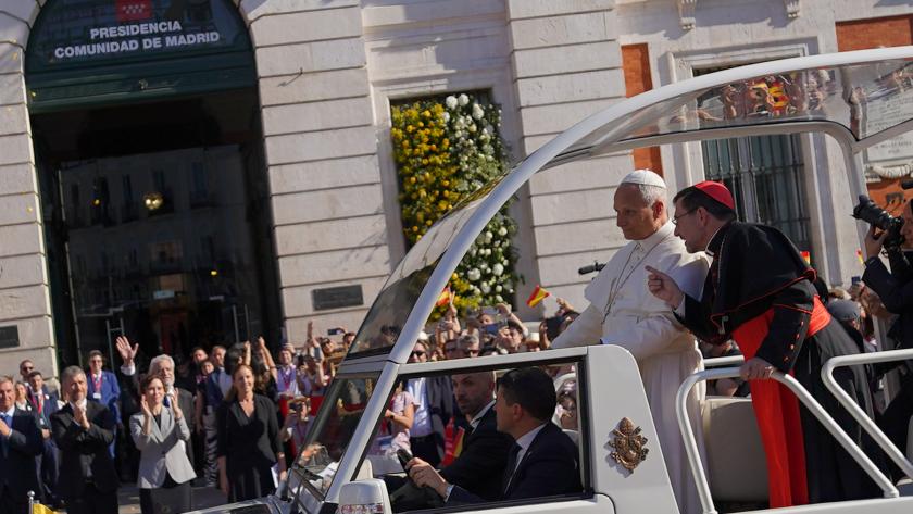 El Papa León XIV a su paso por la Real Casa de Correos