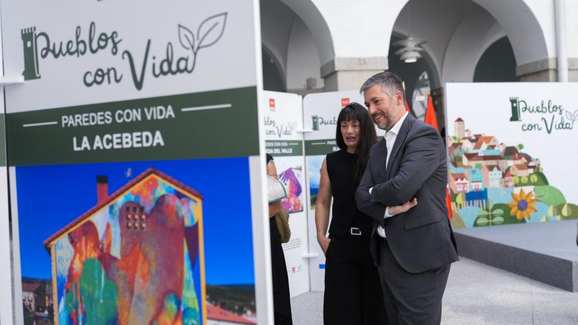 La Comunidad de Madrid convoca la I edición de los Premios Paredes con Vida para promover la creación de murales artísticos en pequeños municipios de la región El consejero García Martín en la I edición de los Premios Paredes con Vida