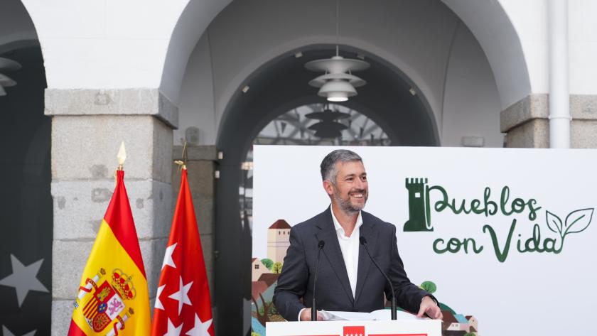 La Comunidad de Madrid convoca la I edición de los Premios Paredes con Vida para promover la creación de murales artísticos en pequeños municipios de la región El consejero García Martín en la I edición de los Premios Paredes con Vida