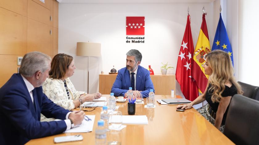 El consejero García Martín junto a la nueva presidenta de la Asociación de Víctimas del Terrorismo (AVT), Lucía Ruiz