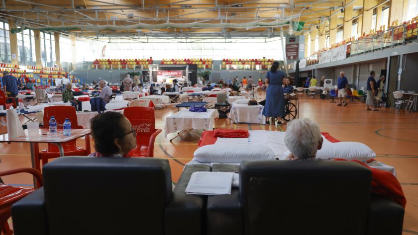 Personas en un polideportivo evacuadas de sus casas por los incendios